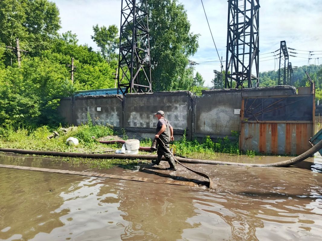 Из-за обильных ливней р. Осиновка, приток воды в которой увеличился в десятки раз, вышла из берегов Из-за обильных ливней р. Осиновка, приток воды в которой увеличился в десятки раз, вышла из берегов