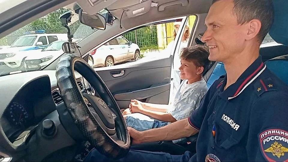 В Новокузнецке сотрудники Госавтоинспекции провели экскурсию для детей сотрудников В Новокузнецке сотрудники Госавтоинспекции провели экскурсию для детей сотрудников