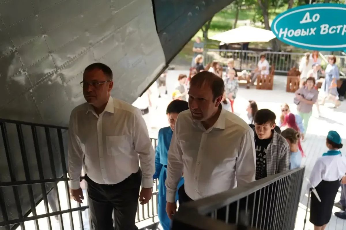 В Кемерове открылось уникальное кафе-мороженое «Антошка» внутри легендарного самолёта АН-12 В Кемерове открылось уникальное кафе-мороженое «Антошка» внутри легендарного самолёта АН-12