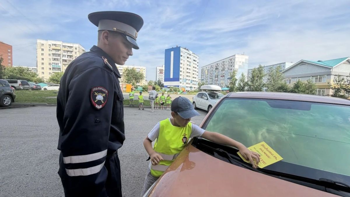 В Ленинске-Кузнецком сотрудники Госавтоинспекции совместно с дошкольниками провели профилактическую акцию «Двор без опасностей» В Ленинске-Кузнецком сотрудники Госавтоинспекции совместно с дошкольниками провели профилактическую акцию «Двор без опасностей»