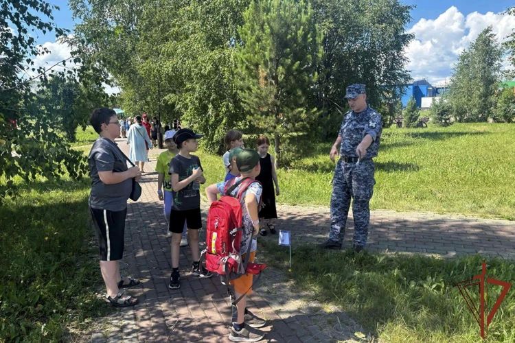 В рамках акции «Каникулы с Росгвардией» стражи правопорядка провели патриотические встречи с детьми в Сибири В рамках акции «Каникулы с Росгвардией» стражи правопорядка провели патриотические встречи с детьми в Сибири