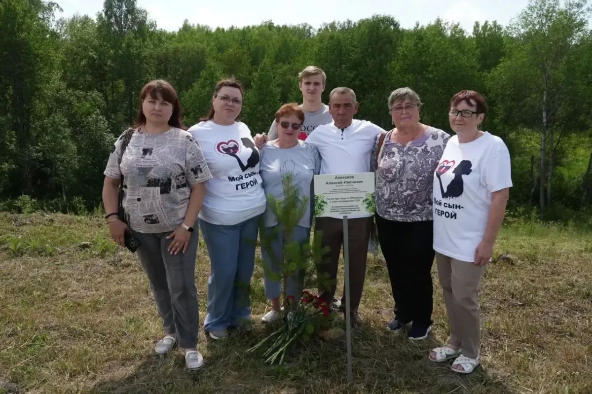 Живая память о защитниках Родины: на Аллее Героев в ж.р. Лесная Поляна появились 48 именных табличек погибших участников СВО Живая память о защитниках Родины: на Аллее Героев в ж.р. Лесная Поляна появились 48 именных табличек погибших участников СВО