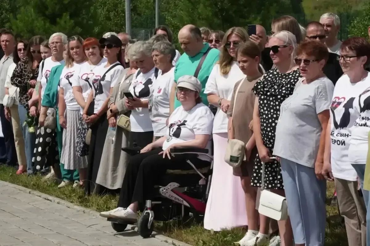 В кемеровской Лесной Поляне на Аллее Героев установили 48 новых именных табличек в память о погибших участниках СВО В кемеровской Лесной Поляне на Аллее Героев установили 48 новых именных табличек в память о погибших участниках СВО
