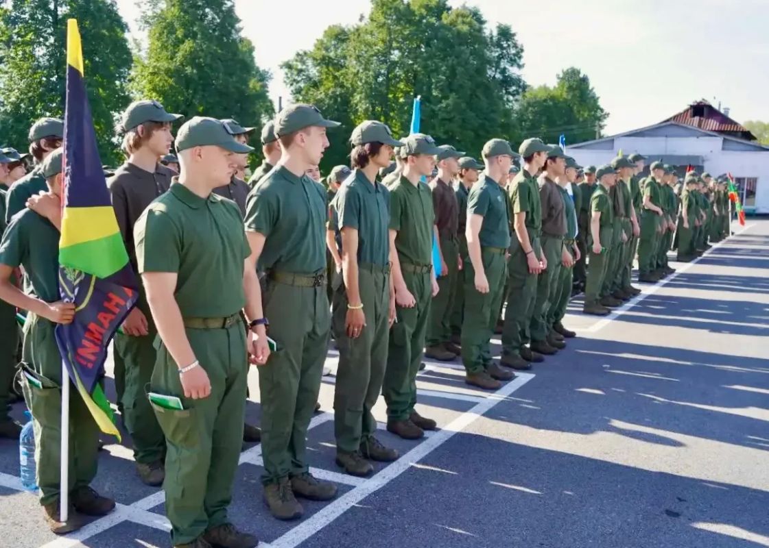 В «Авангарде» стартовала вторая военно-патриотическая смена «Время юных героев» В «Авангарде» стартовала вторая военно-патриотическая смена «Время юных героев»