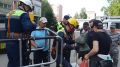 В Кемерове коршун застрял между балконами многоэтажки