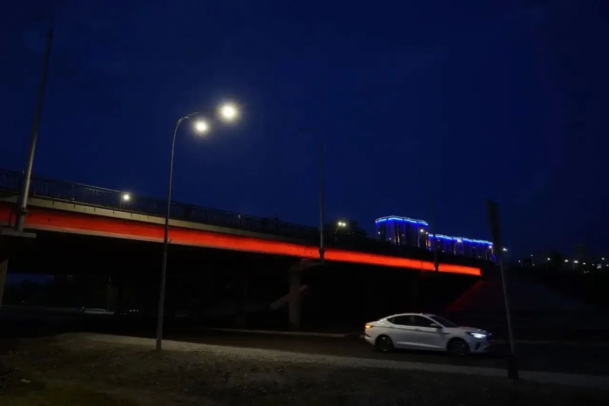 На Притомском путепроводе в Кемерове запустили тестирование новой архитектурной подсветки На Притомском путепроводе в Кемерове запустили тестирование новой архитектурной подсветки