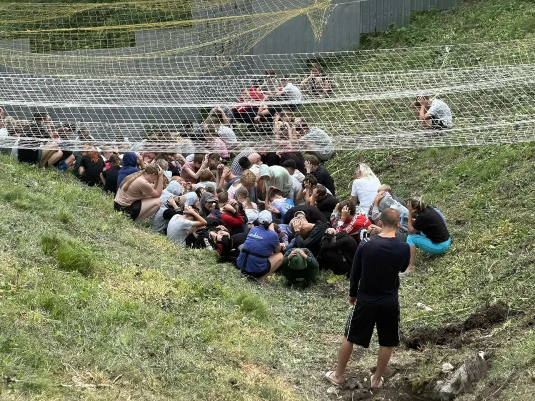 Безопасность детей — в приоритете: в лагерях Кузбасса отрабатывают действия при угрозе атаки беспилотников Безопасность детей — в приоритете: в лагерях Кузбасса отрабатывают действия при угрозе атаки беспилотников