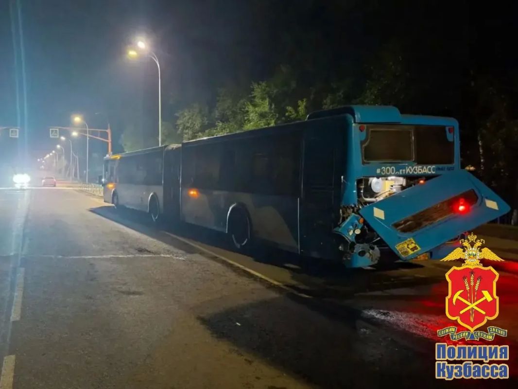 В Кемеровском муниципальном округе полицейские устанавливают обстоятельства ДТП с участием пассажирского автобуса В Кемеровском муниципальном округе полицейские устанавливают обстоятельства ДТП с участием пассажирского автобуса