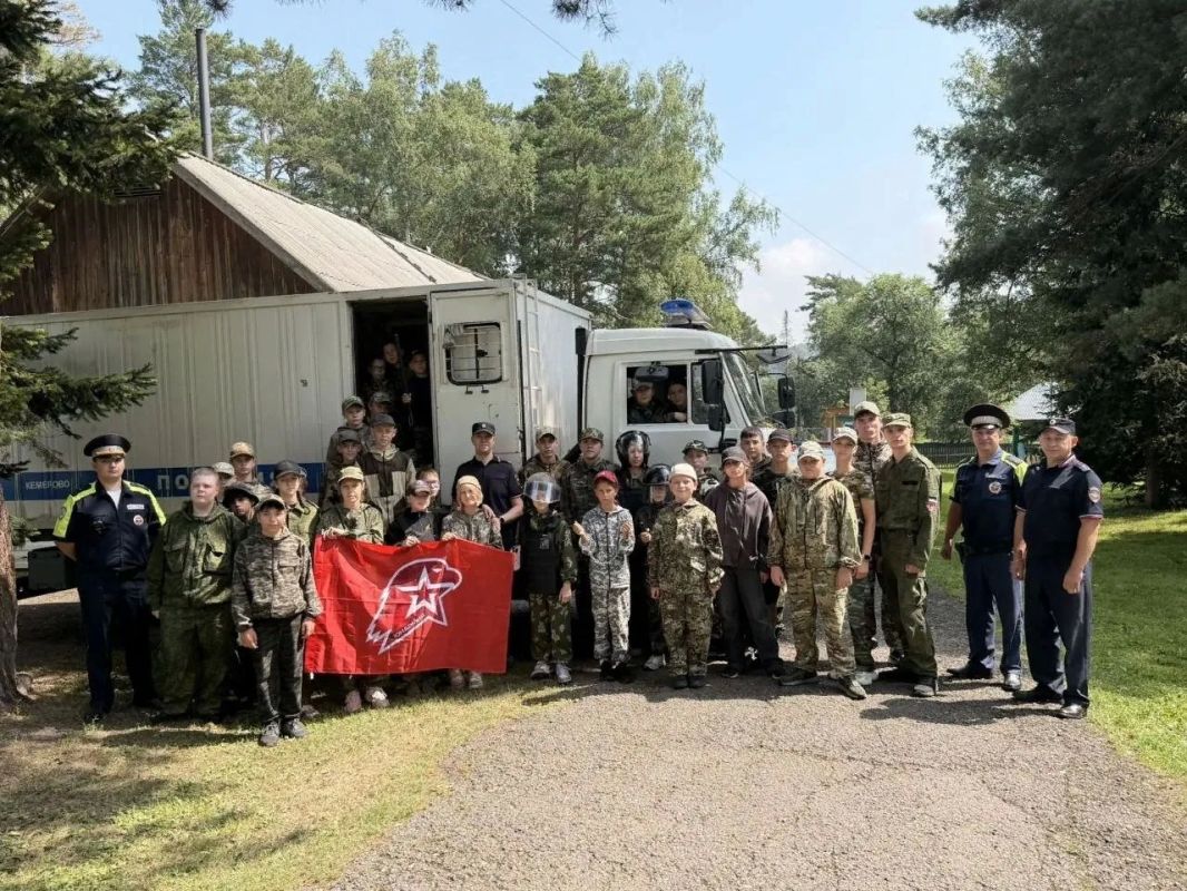 В Киселевске сотрудники Полиции посетили загородный оздоровительный лагерь, где провели увлекательную и познавательную встречу с воспитанниками местного отделения Всероссийского детско-юношеского военно-патриотического... В Киселевске сотрудники Полиции посетили загородный оздоровительный лагерь, где провели увлекательную и познавательную встречу с воспитанниками местного отделения Всероссийского детско-юношеского военно-патриотического...