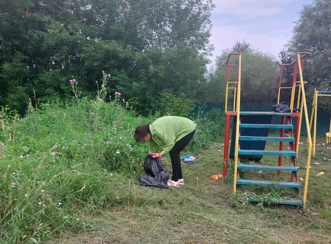 В жилом районе Пионер сегодня провели субботник В жилом районе Пионер сегодня провели субботник