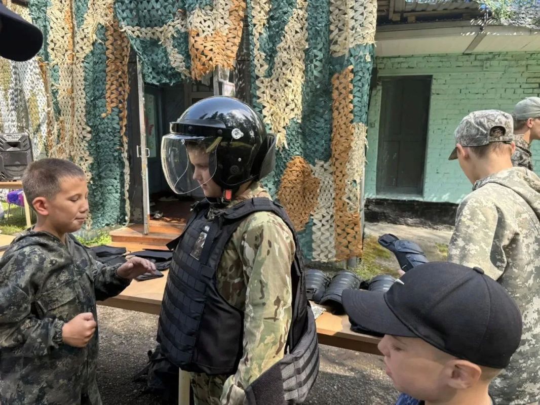 В Киселевске сотрудники Полиции посетили загородный оздоровительный лагерь, где провели увлекательную и познавательную встречу с воспитанниками местного отделения Всероссийского детско-юношеского военно-патриотического... В Киселевске сотрудники Полиции посетили загородный оздоровительный лагерь, где провели увлекательную и познавательную встречу с воспитанниками местного отделения Всероссийского детско-юношеского военно-патриотического...