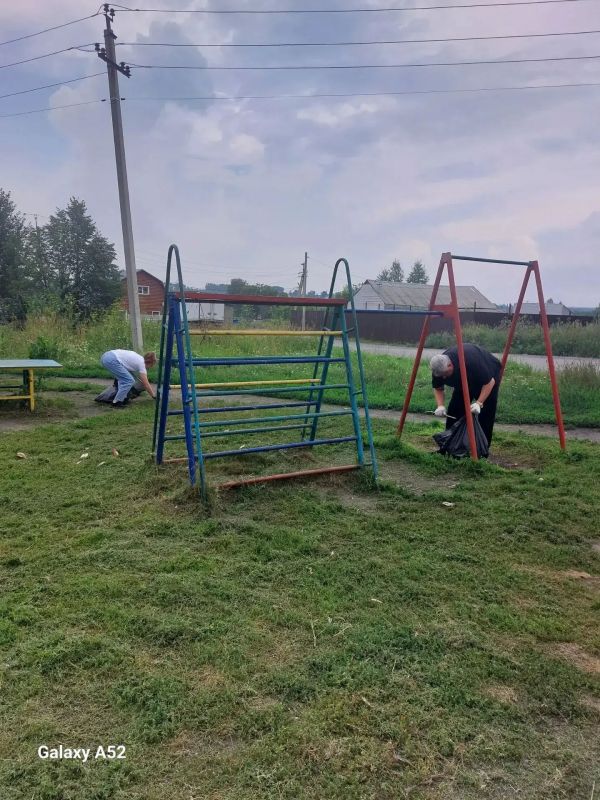 В жилом районе Пионер сегодня провели субботник В жилом районе Пионер сегодня провели субботник