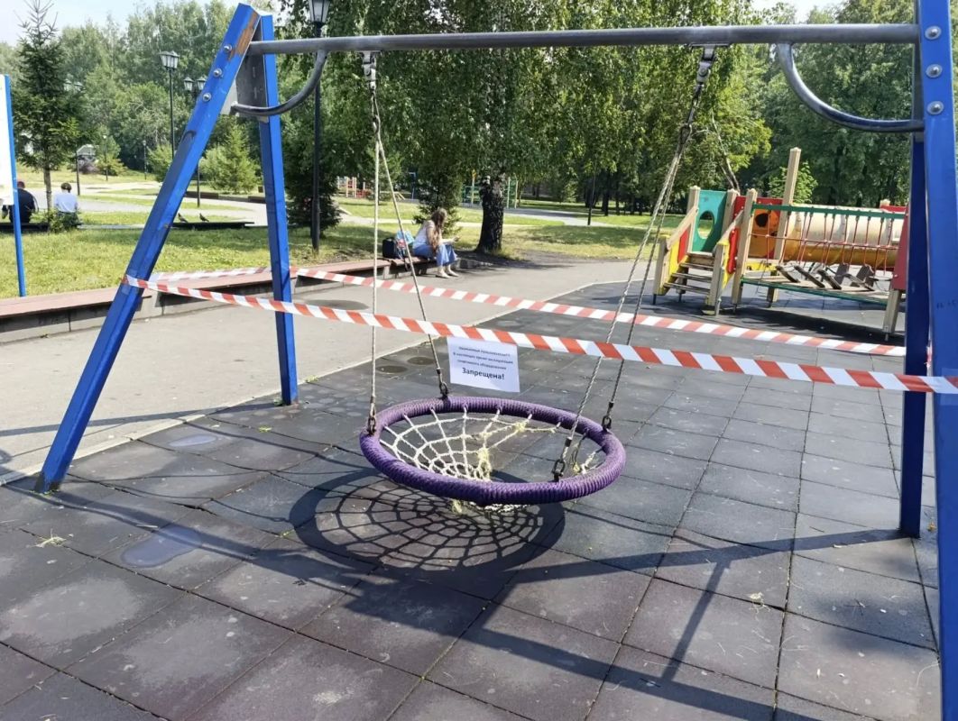 Специалисты отремонтируют детскую площадку в сквере Памяти защитников блокадного Ленинграда Специалисты отремонтируют детскую площадку в сквере Памяти защитников блокадного Ленинграда