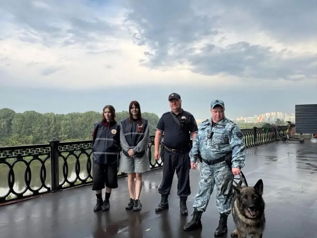 Полицейские и народные дружинники обеспечивают охрану порядка и общественную безопасность на летних площадках Кемерова Полицейские и народные дружинники обеспечивают охрану порядка и общественную безопасность на летних площадках Кемерова