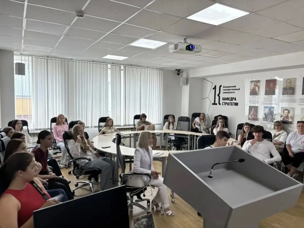 Молодые таланты Кузбасса. Депутаты Парламента Кузбасса проводят встречи с одаренными и активными детьми региона Молодые таланты Кузбасса. Депутаты Парламента Кузбасса проводят встречи с одаренными и активными детьми региона