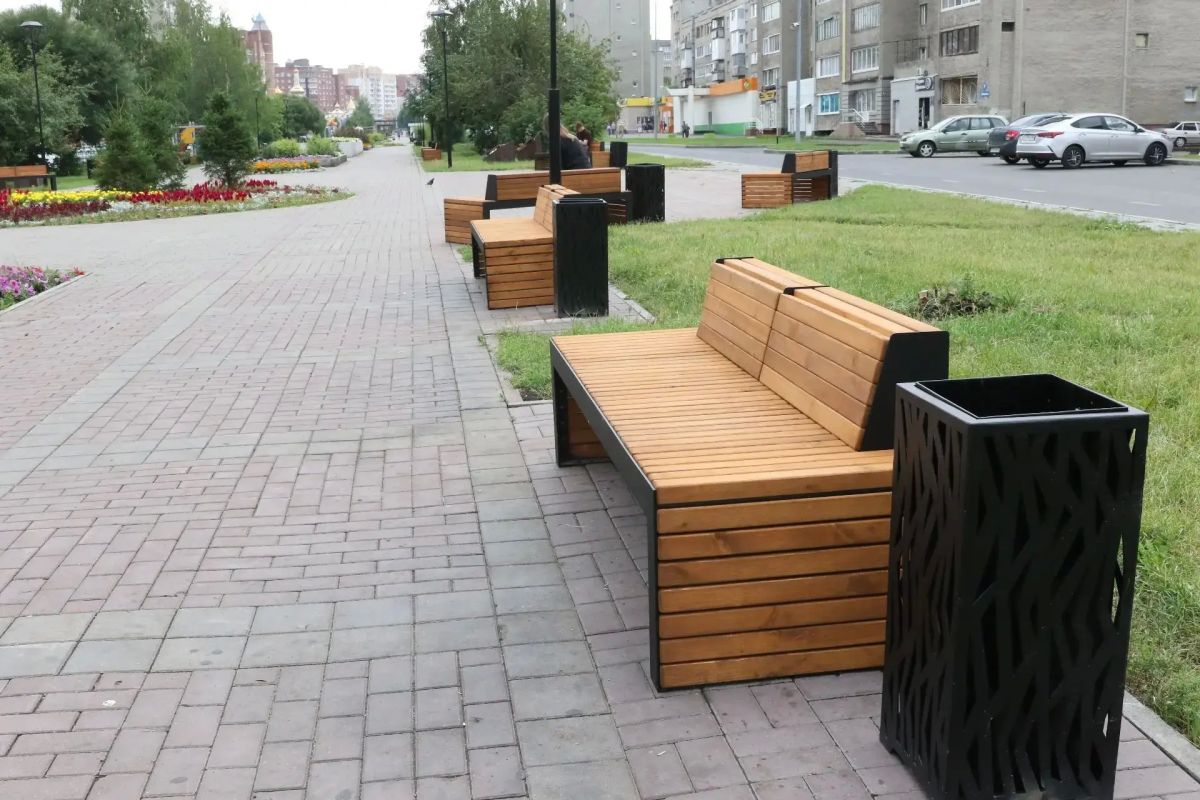 На бульварной части улицы Патриотов установили новые скамейки На бульварной части улицы Патриотов установили новые скамейки