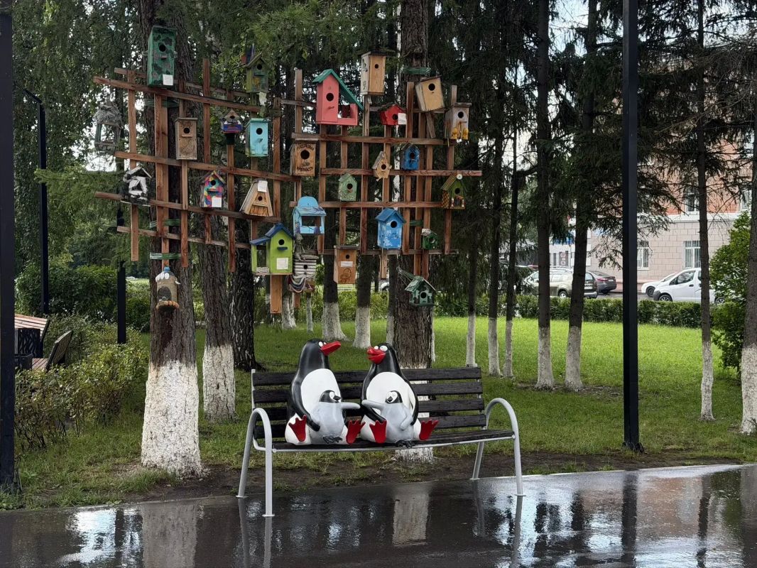 «Семья пингвинов»: любимая кемеровчанами скульптурная композиция вернулась на прежнее место «Семья пингвинов»: любимая кемеровчанами скульптурная композиция вернулась на прежнее место