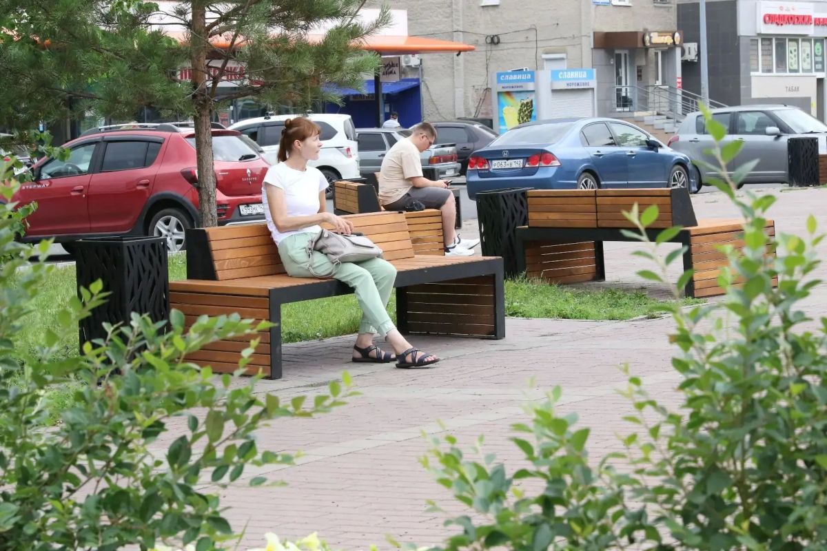 На бульварной части улицы Патриотов установили новые скамейки На бульварной части улицы Патриотов установили новые скамейки