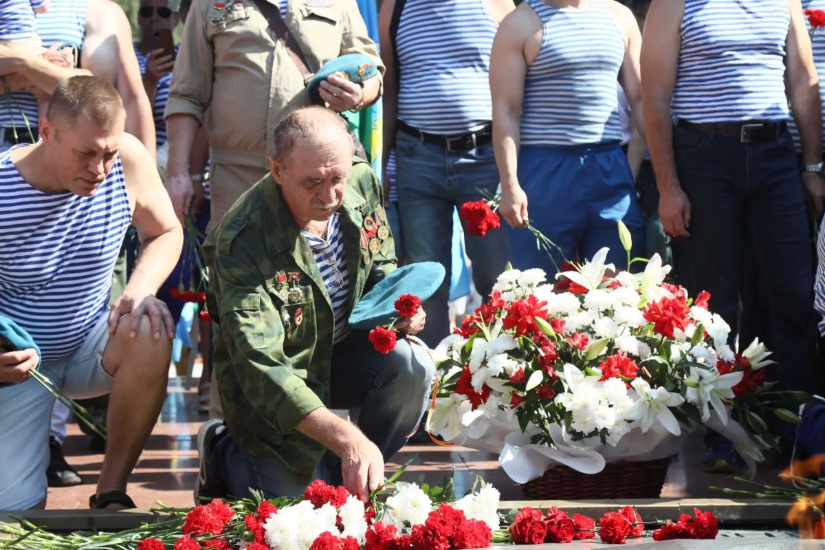 Сегодня лично поздравил наших десантников — и ветеранов, и тех, кто сейчас в строю Сегодня лично поздравил наших десантников — и ветеранов, и тех, кто сейчас в строю