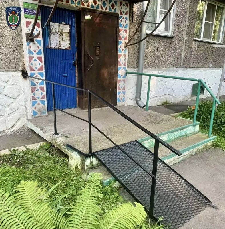 В Новокузнецком районе благодаря вмешательству прокуратуры для ребенка-инвалида установлен пандус в подъезде многоквартирного дома