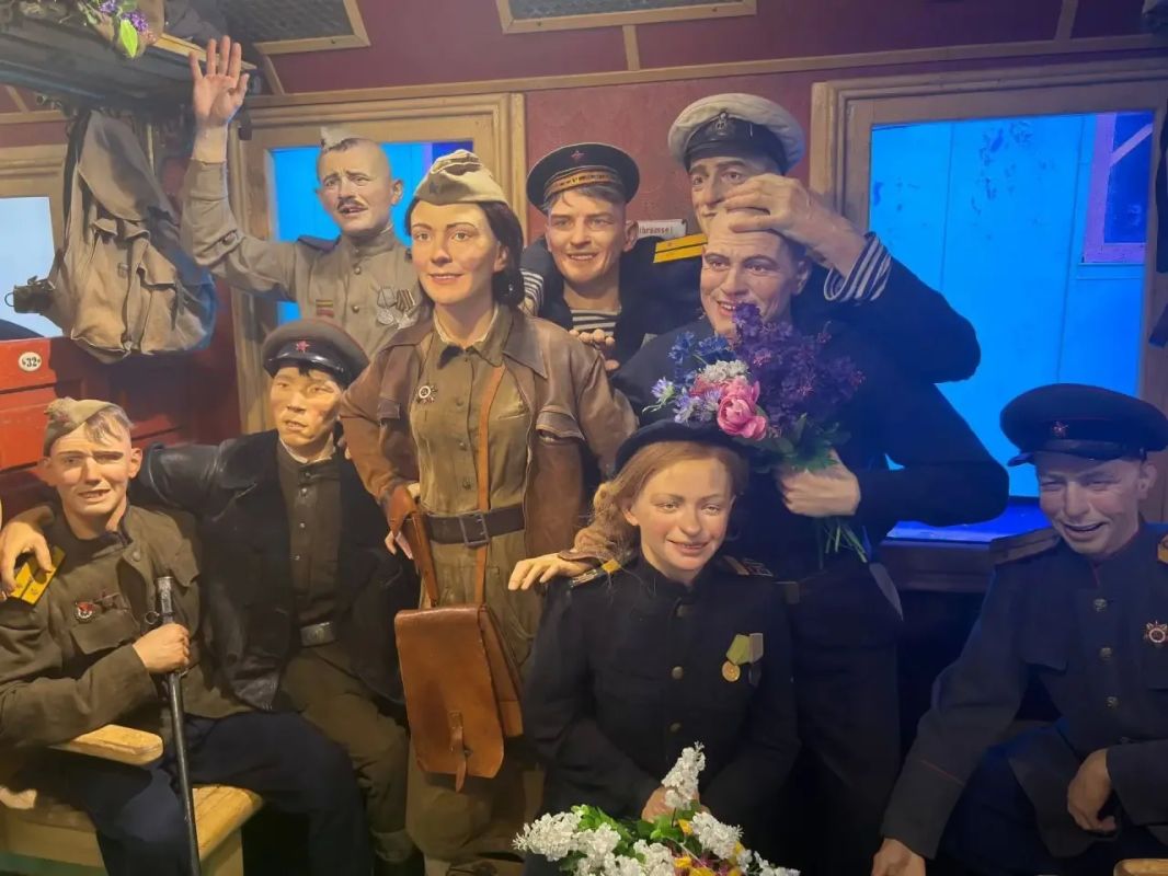 В Кузбассе транспортные полицейские организовали для школьников экскурсию на «Поезд Победы» В Кузбассе транспортные полицейские организовали для школьников экскурсию на «Поезд Победы»