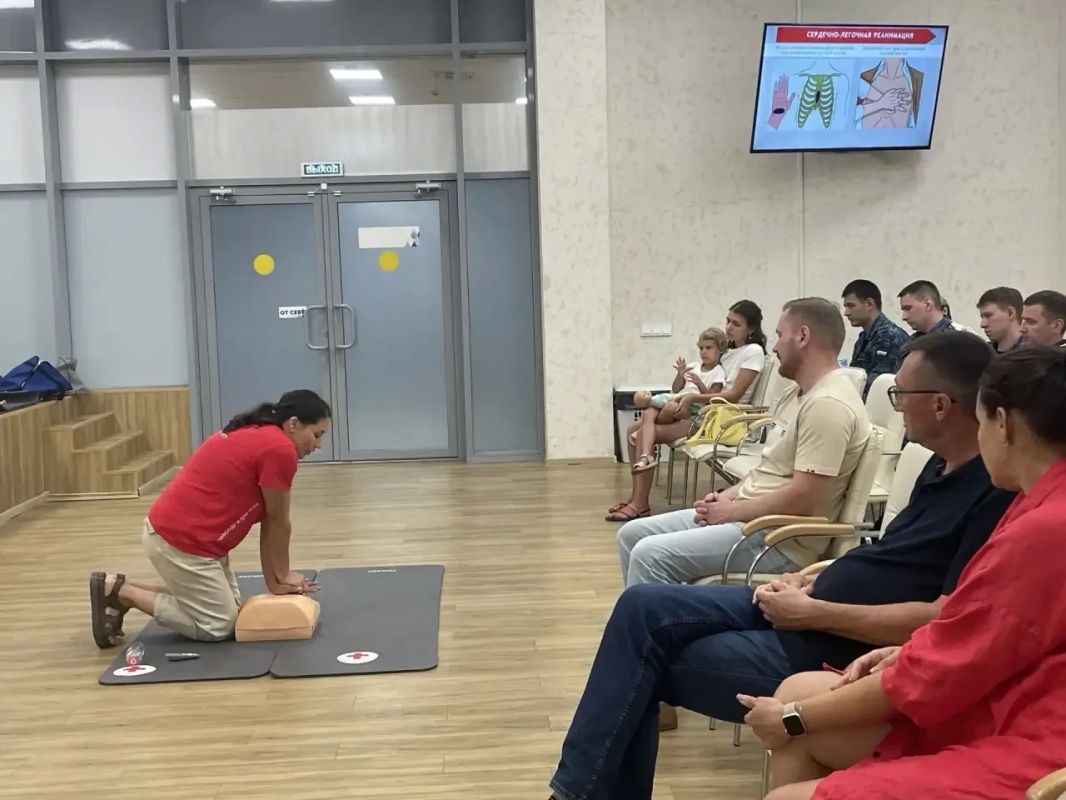Более 20 человек обучились навыкам оказания первой помощи на занятии, которое провели сотрудники Российского Красного Креста и Кузбасского центра медицины катастроф им. профессора И. К. Галеева Более 20 человек обучились навыкам оказания первой помощи на занятии, которое провели сотрудники Российского Красного Креста и Кузбасского центра медицины катастроф им. профессора И. К. Галеева