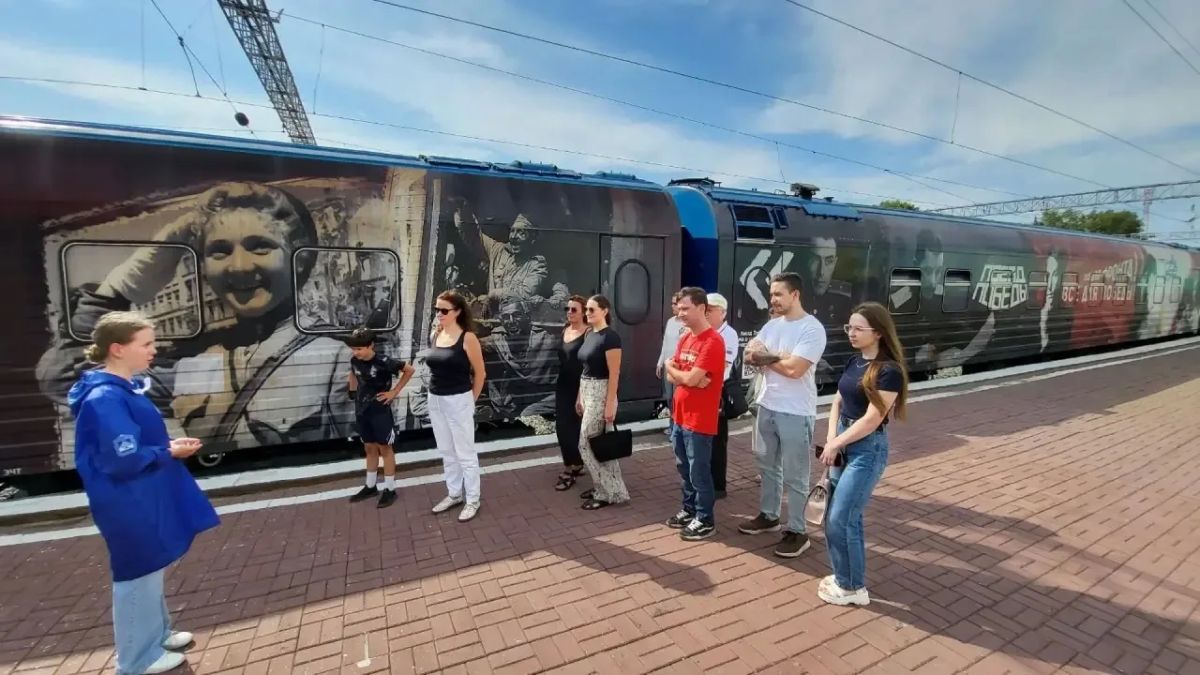 Сотрудники Министерства физической культуры и спорта Кузбасса и подведомственных ему учреждений посетили иммерсивную передвижную выставку «Поезд Победы» в Новокузнецке и Кемерове Сотрудники Министерства физической культуры и спорта Кузбасса и подведомственных ему учреждений посетили иммерсивную передвижную выставку «Поезд Победы» в Новокузнецке и Кемерове
