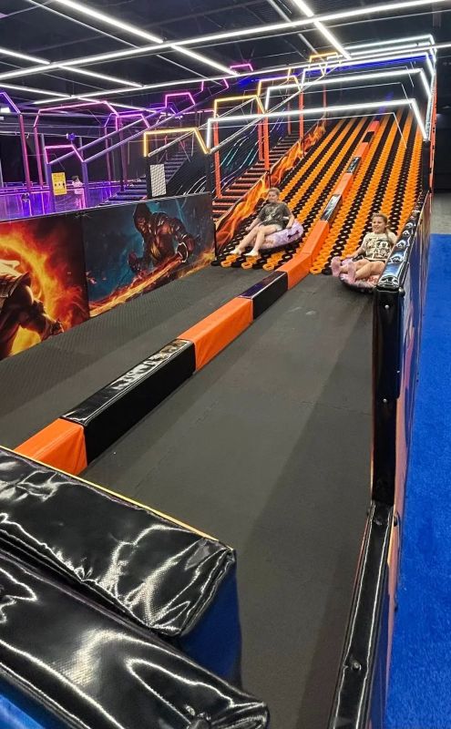 В Новокузнецке открылась новая игровая локация с аттракционами! В Новокузнецке открылась новая игровая локация с аттракционами!