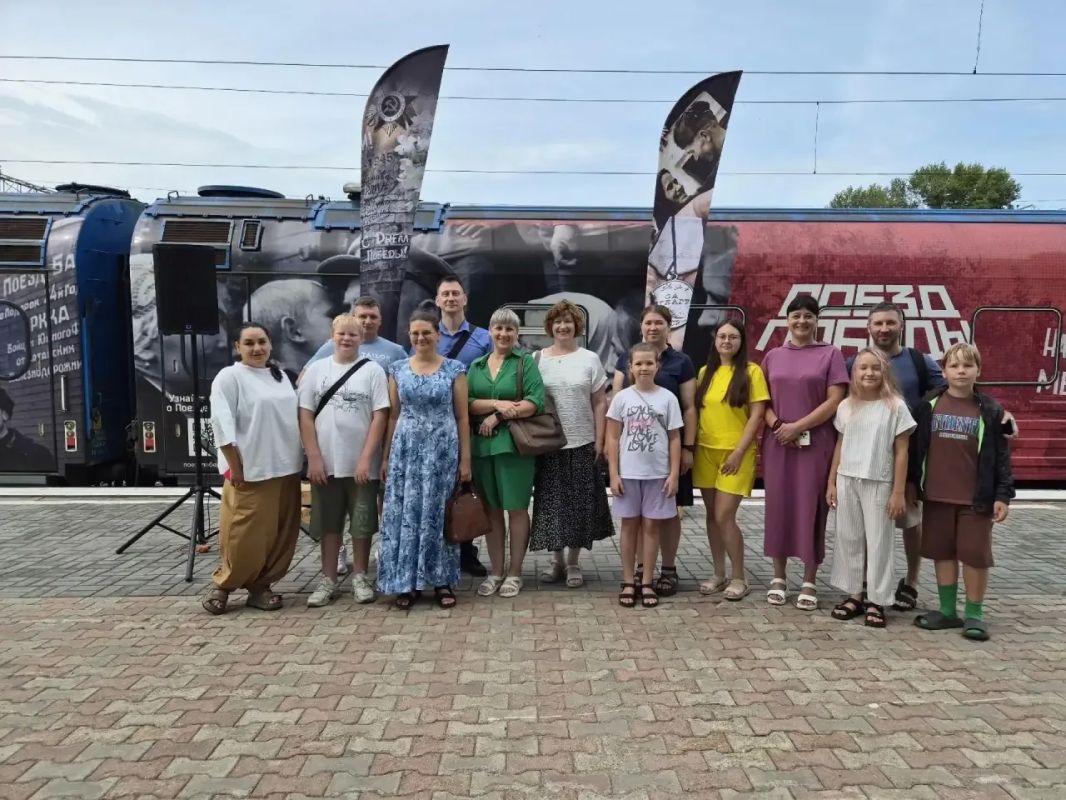 Сотрудники Министерства физической культуры и спорта Кузбасса и подведомственных ему учреждений посетили иммерсивную передвижную выставку «Поезд Победы» в Новокузнецке и Кемерове Сотрудники Министерства физической культуры и спорта Кузбасса и подведомственных ему учреждений посетили иммерсивную передвижную выставку «Поезд Победы» в Новокузнецке и Кемерове