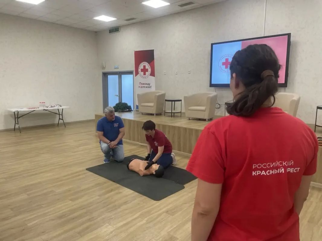 Более 20 человек обучились навыкам оказания первой помощи на занятии, которое провели сотрудники Российского Красного Креста и Кузбасского центра медицины катастроф им. профессора И. К. Галеева Более 20 человек обучились навыкам оказания первой помощи на занятии, которое провели сотрудники Российского Красного Креста и Кузбасского центра медицины катастроф им. профессора И. К. Галеева