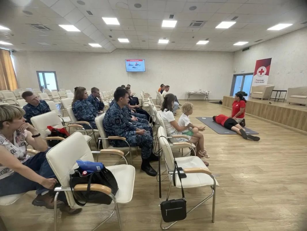 Более 20 человек обучились навыкам оказания первой помощи на занятии, которое провели сотрудники Российского Красного Креста и Кузбасского центра медицины катастроф им. профессора И. К. Галеева Более 20 человек обучились навыкам оказания первой помощи на занятии, которое провели сотрудники Российского Красного Креста и Кузбасского центра медицины катастроф им. профессора И. К. Галеева