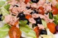 Нежный салат с тунцом и маслинами