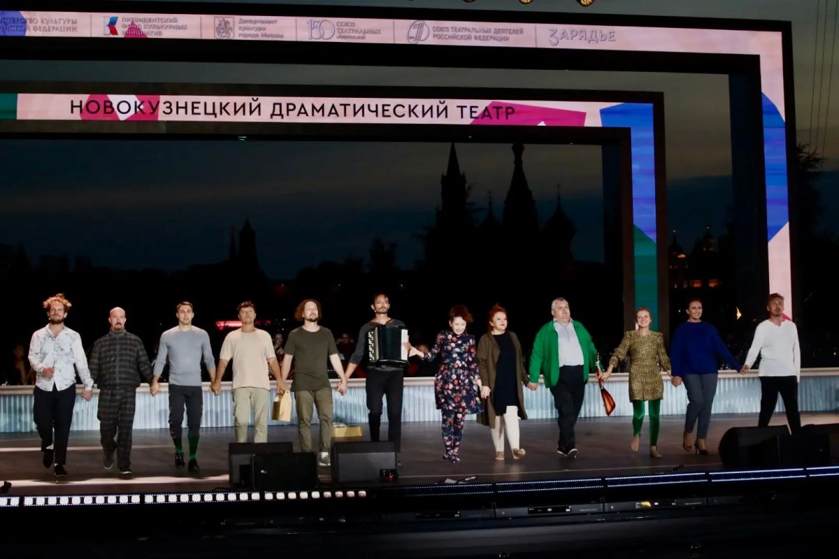 Новокузнецкий драматический театр дал показы в парке «Зарядье» в Москве Новокузнецкий драматический театр дал показы в парке «Зарядье» в Москве