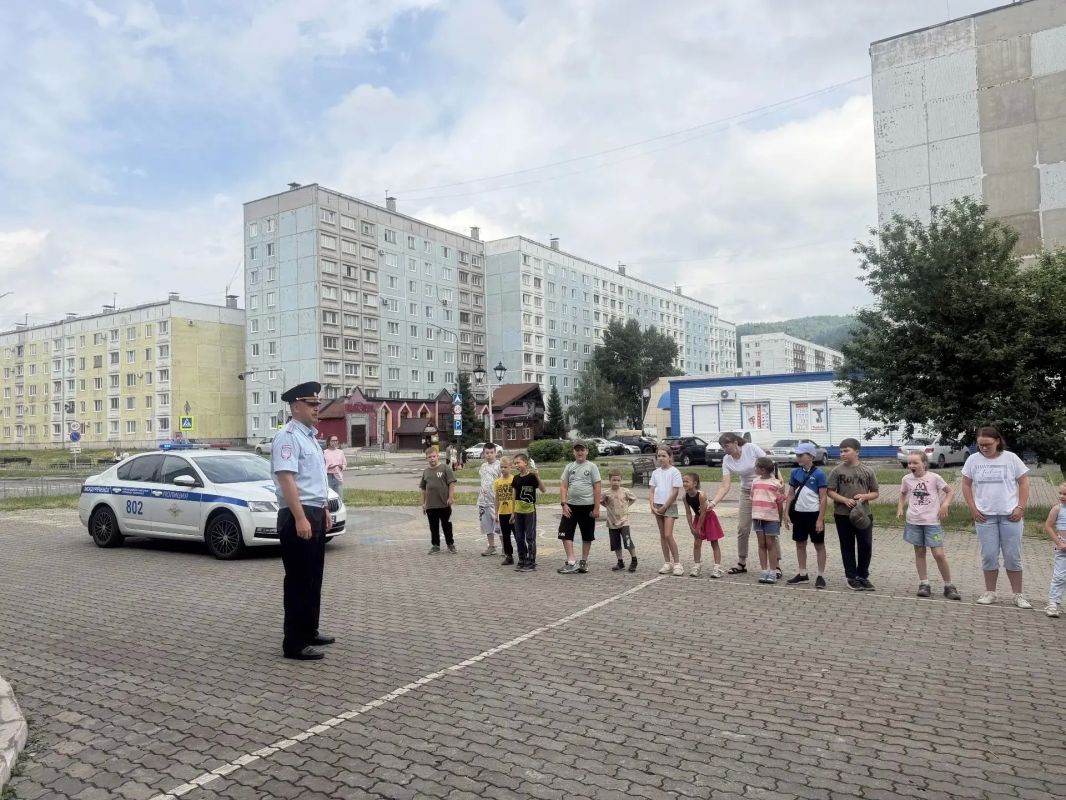 В Междуреченске сотрудники Госавтоинспекции приняли участие в мероприятии по предупреждению детского дорожно-транспортного травматизма в городских клубах «Мечтатель» и «Пламя» В Междуреченске сотрудники Госавтоинспекции приняли участие в мероприятии по предупреждению детского дорожно-транспортного травматизма в городских клубах «Мечтатель» и «Пламя»