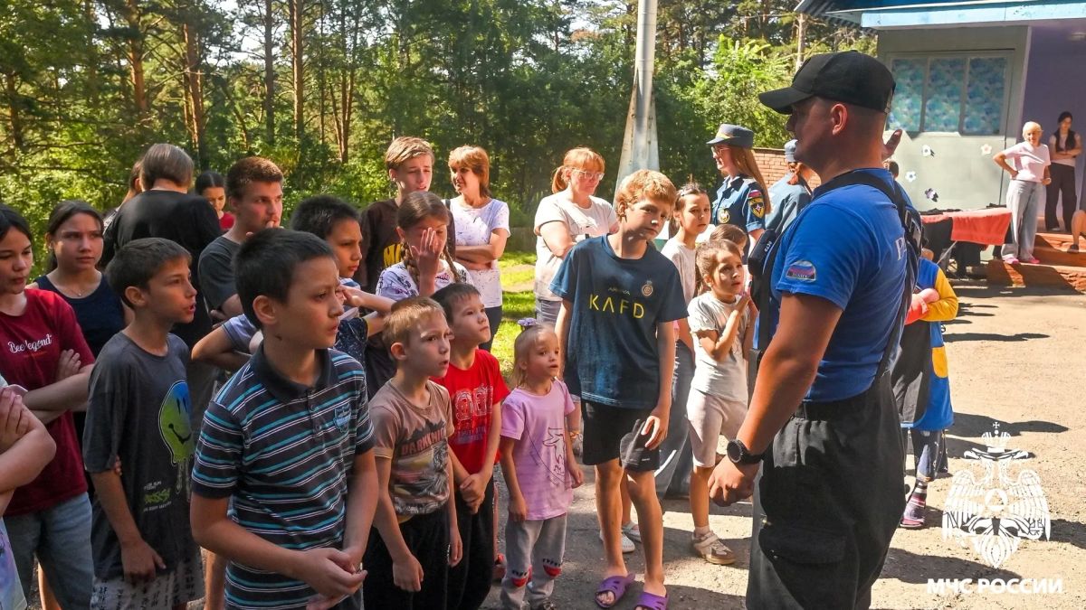 Когда безопасность превращается в праздник: сотрудники МЧС России встретились с детьми Когда безопасность превращается в праздник: сотрудники МЧС России встретились с детьми