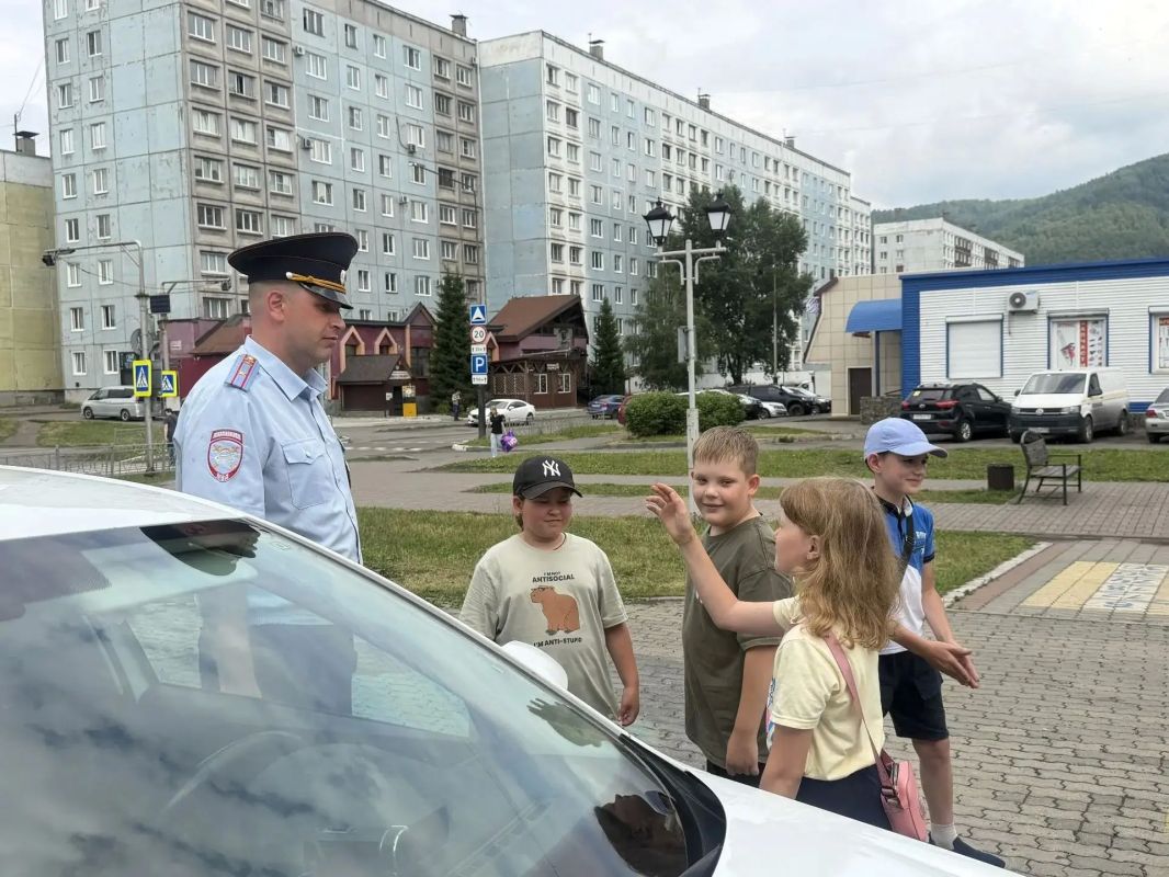 В Междуреченске сотрудники Госавтоинспекции приняли участие в мероприятии по предупреждению детского дорожно-транспортного травматизма в городских клубах «Мечтатель» и «Пламя» В Междуреченске сотрудники Госавтоинспекции приняли участие в мероприятии по предупреждению детского дорожно-транспортного травматизма в городских клубах «Мечтатель» и «Пламя»