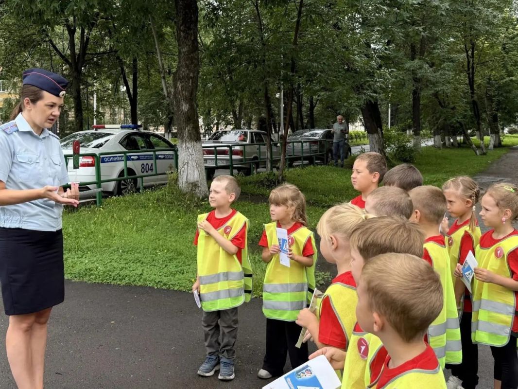 В Осинниках сотрудники Госавтоинспекции провели профилактическое мероприятие с воспитанниками детского сада № 55 В Осинниках сотрудники Госавтоинспекции провели профилактическое мероприятие с воспитанниками детского сада № 55