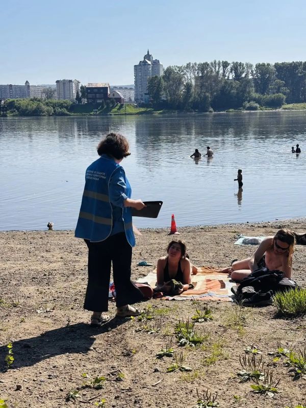 Ежедневно сотрудники администрации, УЗНТ, полиции и инспекторы по делам несовершеннолетних обследуют прибрежные зоны города — как официальные места отдыха, так и стихийные Ежедневно сотрудники администрации, УЗНТ, полиции и инспекторы по делам несовершеннолетних обследуют прибрежные зоны города — как официальные места отдыха, так и стихийные