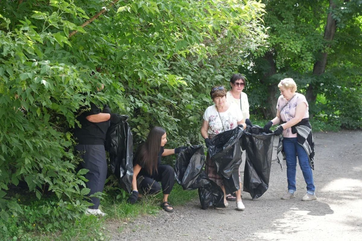 В Центральном районе для наведения порядка объединились общественники, депутаты, сотрудники коммунальных служб, студенты В Центральном районе для наведения порядка объединились общественники, депутаты, сотрудники коммунальных служб, студенты