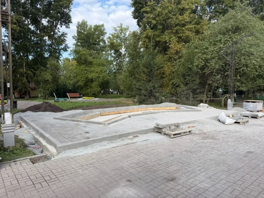 В Кемерове на аллее около ДК шахтёров появится бюст Владимира Павловича Романова В Кемерове на аллее около ДК шахтёров появится бюст Владимира Павловича Романова