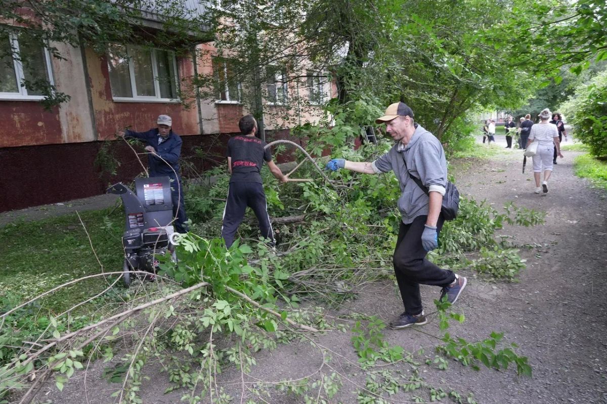 В Центральном районе для наведения порядка объединились общественники, депутаты, сотрудники коммунальных служб, студенты В Центральном районе для наведения порядка объединились общественники, депутаты, сотрудники коммунальных служб, студенты