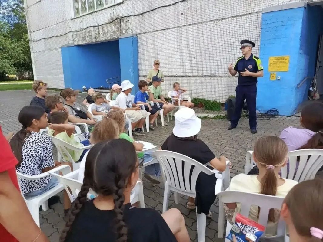 В Междуреченске сотрудники Госавтоинспекции провели встречу с детьми на вечерней площадке «Бульвар радости, творчества и спорта» В Междуреченске сотрудники Госавтоинспекции провели встречу с детьми на вечерней площадке «Бульвар радости, творчества и спорта»