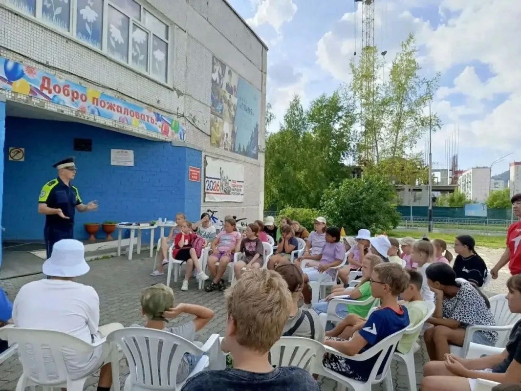 В Междуреченске сотрудники Госавтоинспекции провели встречу с детьми на вечерней площадке «Бульвар радости, творчества и спорта» В Междуреченске сотрудники Госавтоинспекции провели встречу с детьми на вечерней площадке «Бульвар радости, творчества и спорта»