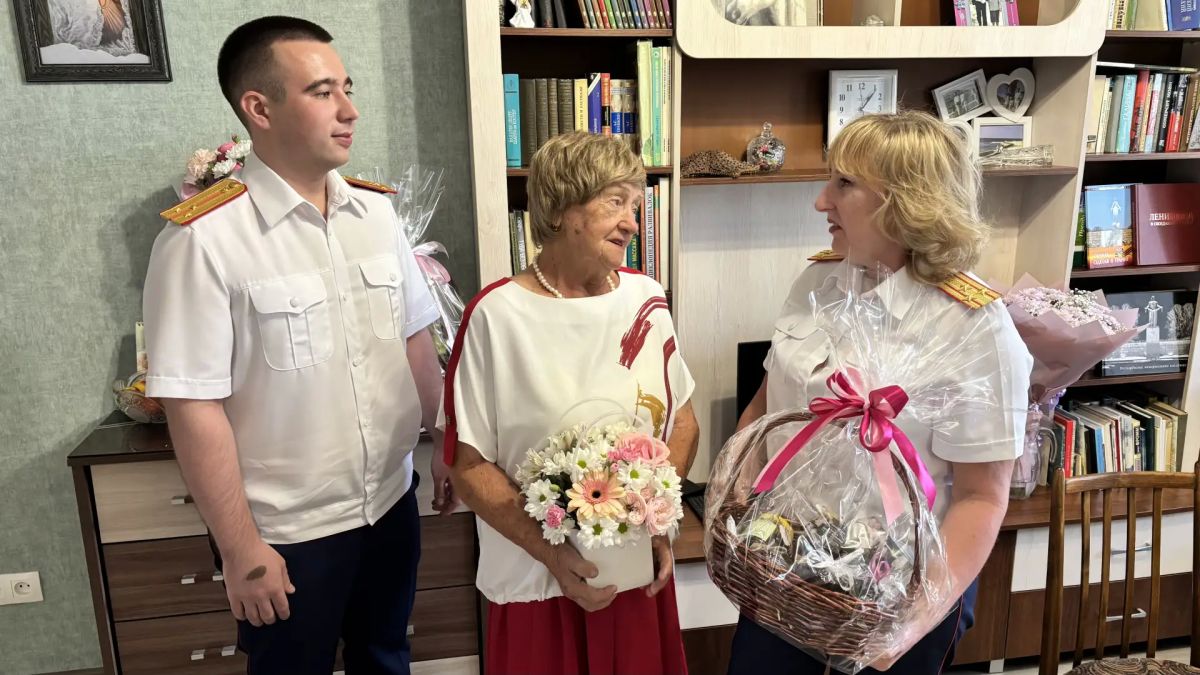 Офицеры регионального следственного управления поздравили кузбасскую блокадницу с 90-летним юбилеем Офицеры регионального следственного управления поздравили кузбасскую блокадницу с 90-летним юбилеем