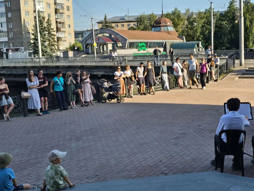 Духовой оркестр снова собрал новокузнечан на открытой площадке! Духовой оркестр снова собрал новокузнечан на открытой площадке!