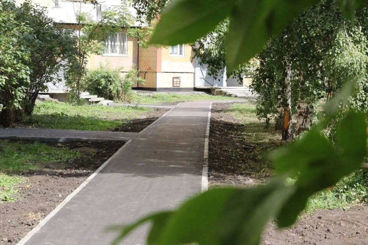 В Кемерове завершается второй этап благоустройства двора на Ленинградском проспекте В Кемерове завершается второй этап благоустройства двора на Ленинградском проспекте