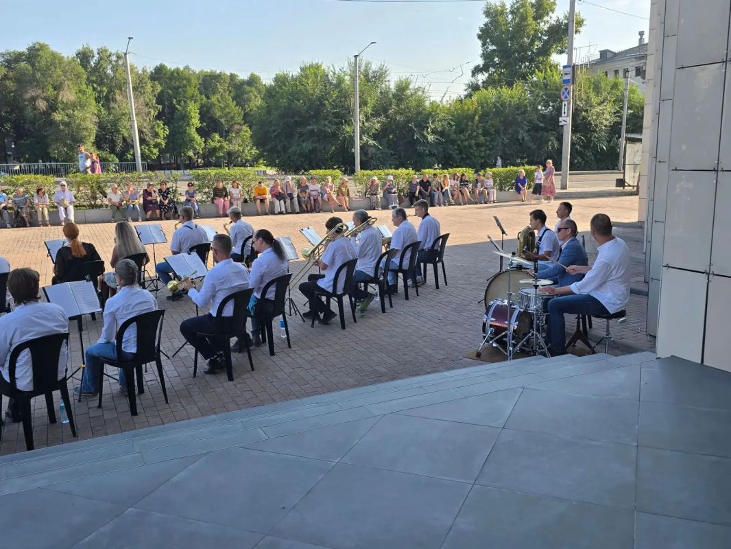 Духовой оркестр снова собрал новокузнечан на открытой площадке! Духовой оркестр снова собрал новокузнечан на открытой площадке!