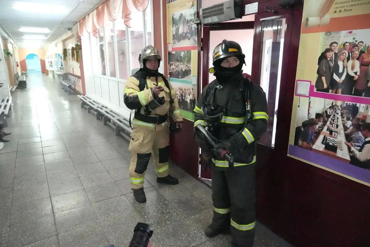 В школе №34 города Кемерово провели учения по антитеррористической безопасности В школе №34 города Кемерово провели учения по антитеррористической безопасности