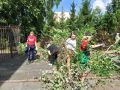 Парку – уют, зверятам – вкусные подарки: жители Лесной Поляны дружно вышли на субботник
