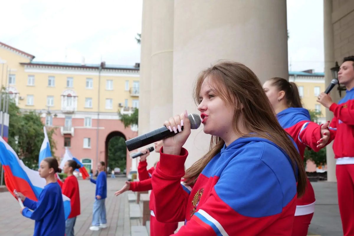 «Флаг державы — символ славы!»: в Кемерове прошла праздничная программа ко Дню Государственного флага России «Флаг державы — символ славы!»: в Кемерове прошла праздничная программа ко Дню Государственного флага России